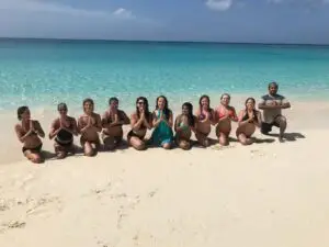 yogis aux Bahamas sur la plage
